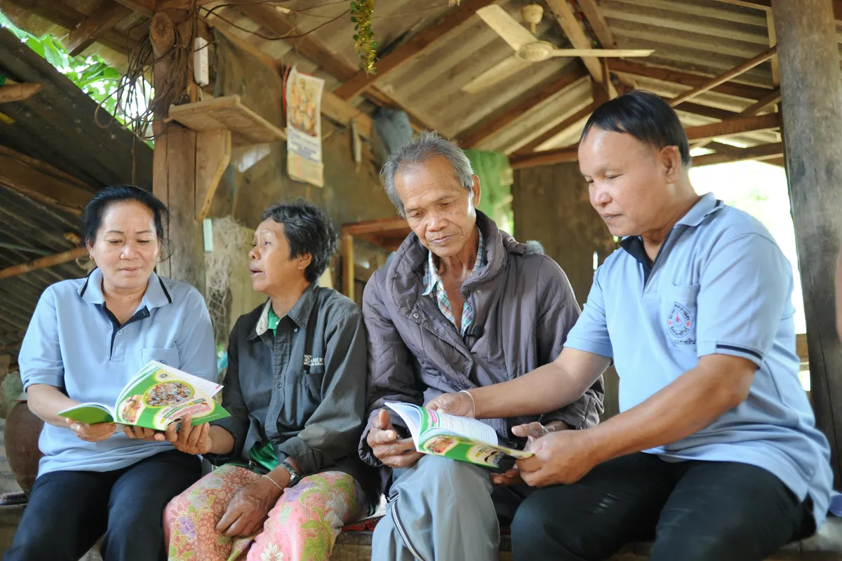 Groupe de seniors lisant ensemble en plein air, moment de partage et de stimulation